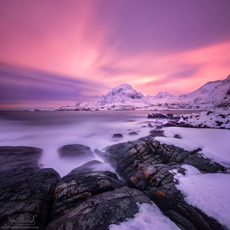 Zig-zag water movement on rocky Lofoten shoreline — dynamic long-exposure winter seascape (Lofoty fotoexpedice).