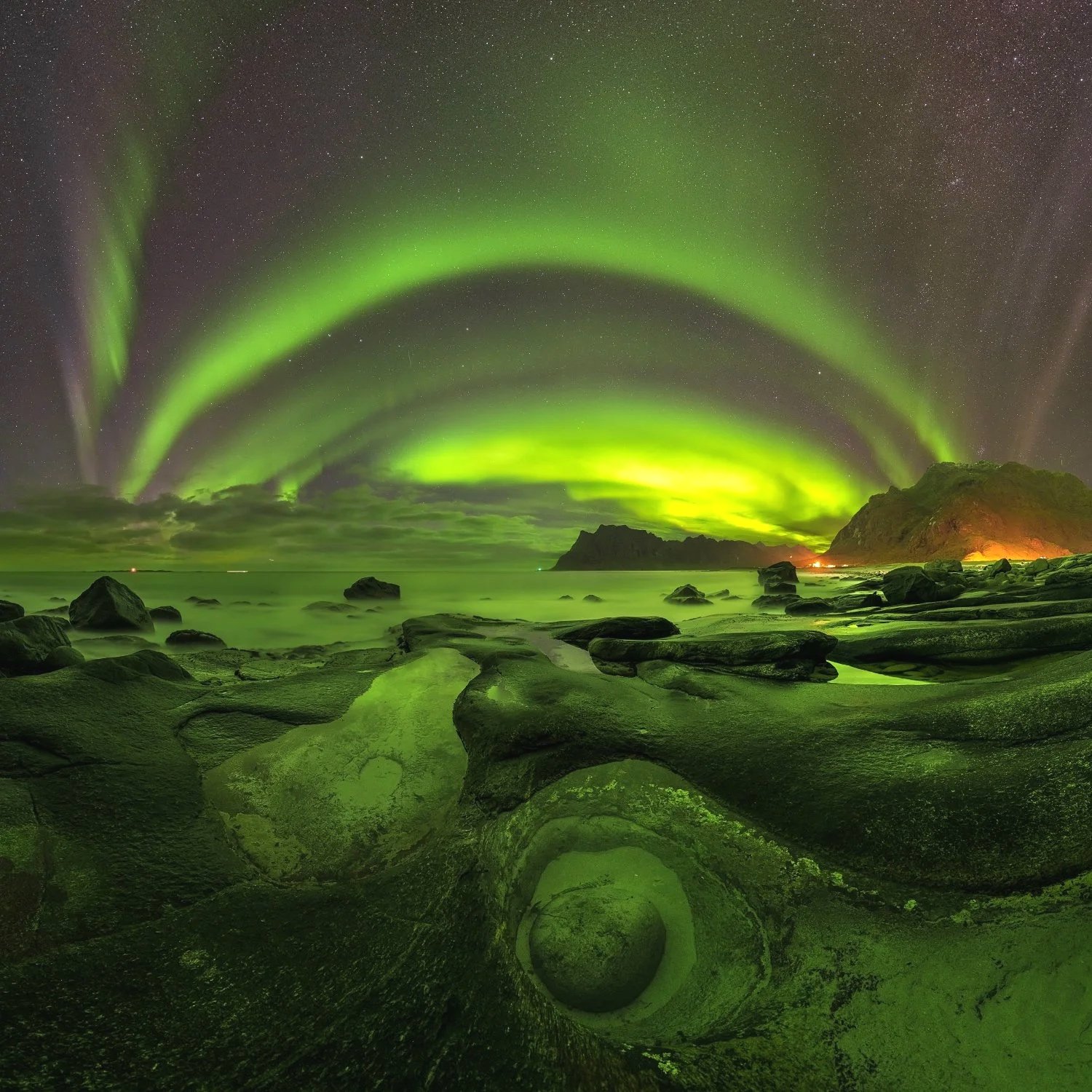 The award-winning Aurora Borealis master panorama over the "Dragon's Eye" formation on Uttakleiv beach, Lofoten, captured during a photo expedition by Jan Smid Master QEP.