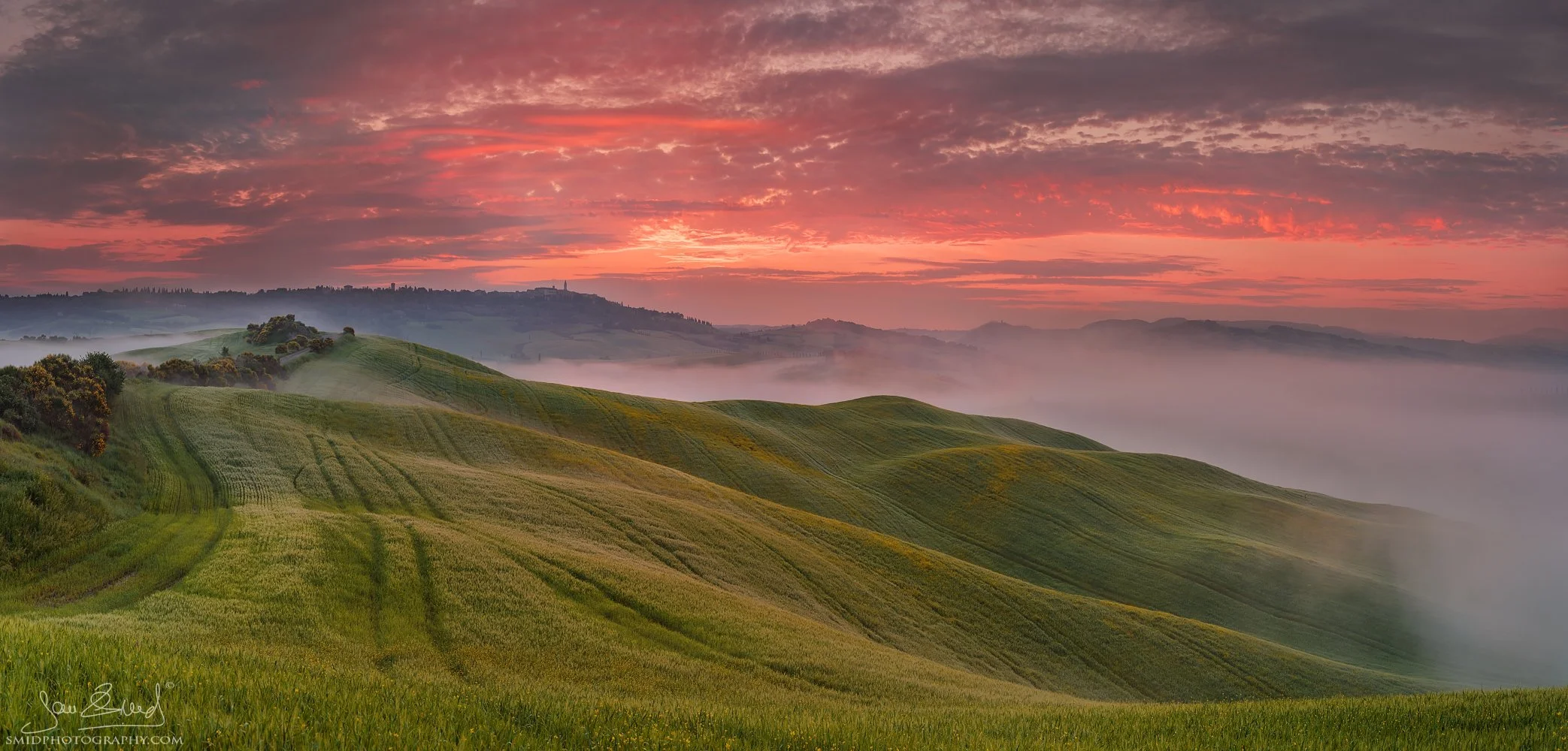 Dawn in the Waves: 2018 sunrise panorama of misty rolling hills looking towards Pienza, Tuscany. A 54-frame masterpiece by Jan Smid, Master QEP, scouting since 2017.