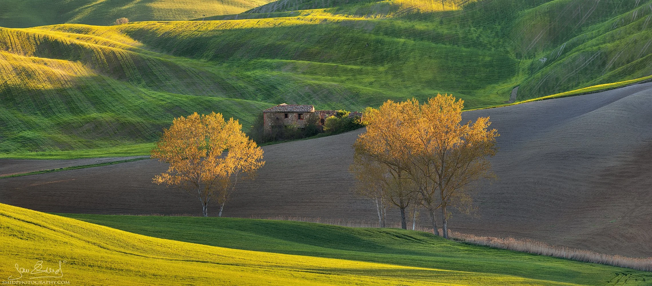 Remains of the Past Glory: 2022 sunset panorama of a ruined villa in the Tuscan hills. A unique location discovered by Jan Smid, Master QEP.