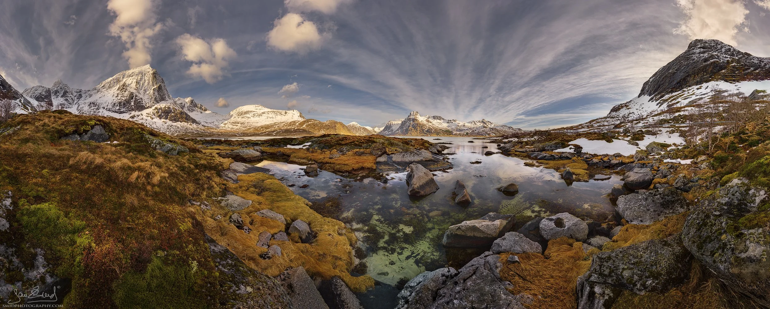 An immersive, nearly 360-degree panoramic landscape photograph of a magnificent Lofoten location during autumn. Captured by Jan Smid, Master QEP, in 2024.
