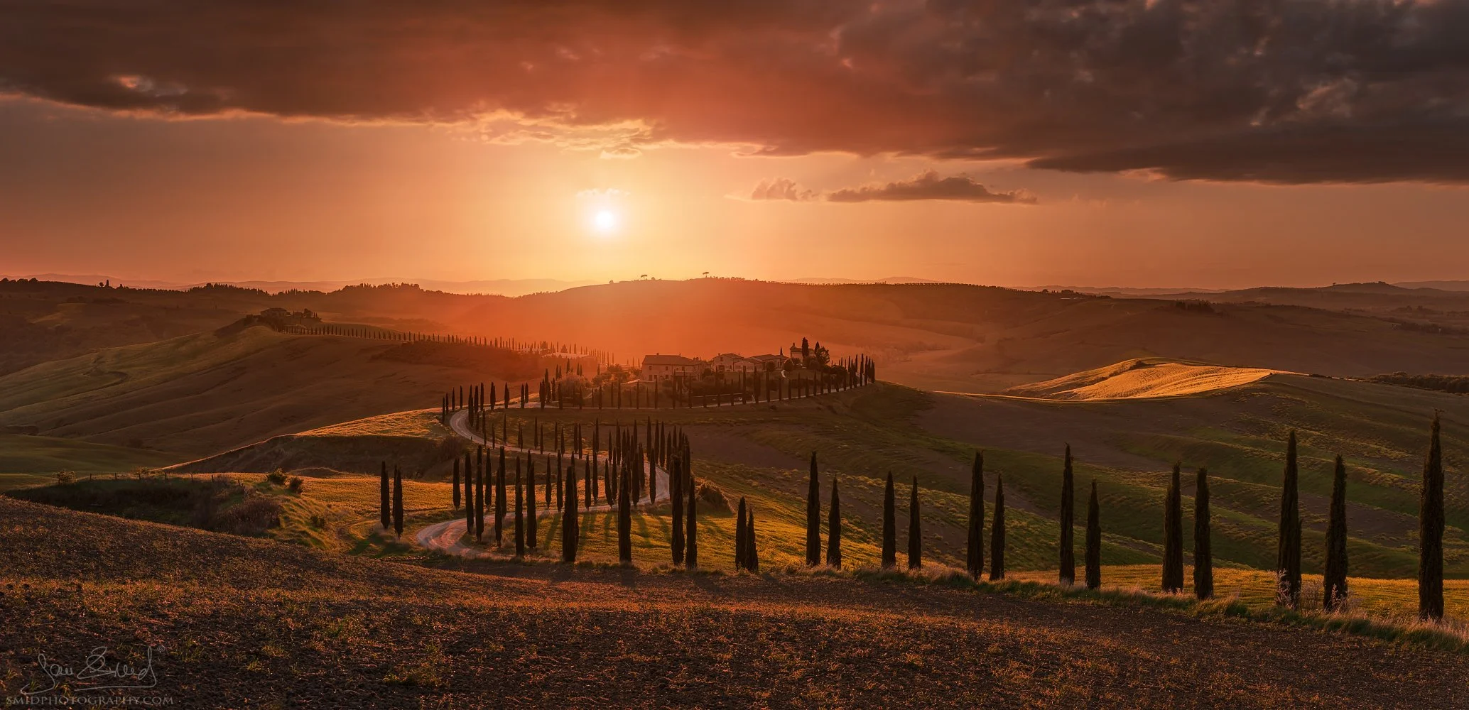 Agriturismo Baccoleno: 2017 sunset panorama of the famous cypress road near Asciano. Jan Smid, Master QEP, has been scouting Tuscany since 2017.