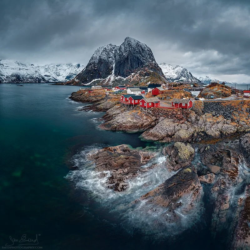 Multi-award-winning panoramic photograph "The Tide Begins" capturing the surging tide against the rocks of Hamnøy. Captured by Jan Smid, Master QEP, in 2019.
