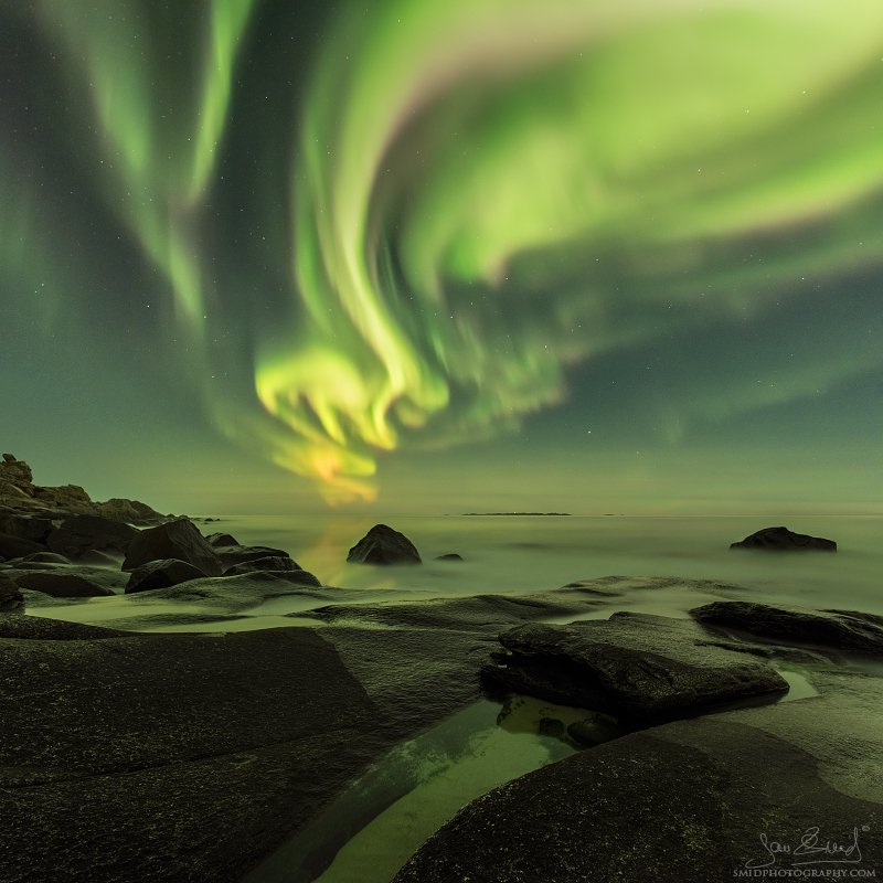 Dancing green aurora curtain above Lofoten fjords — panoramic nightscape captured during a winter expedition (polární záře Lofoty).