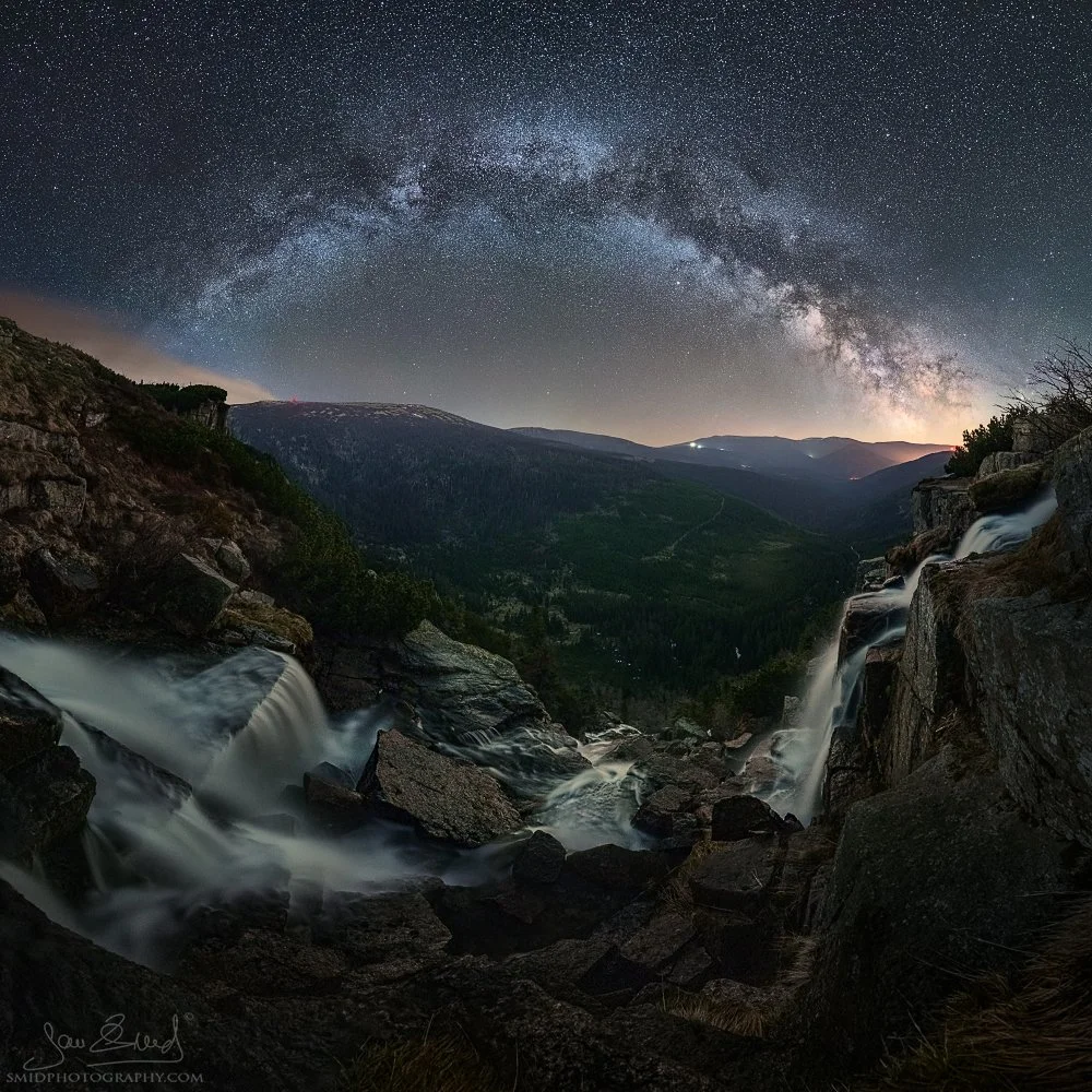 Award-winning panoramic night photography of the Milky Way over Pancava Falls in the Giant Mountains by Jan Smid, Master QEP. Winter 2020.