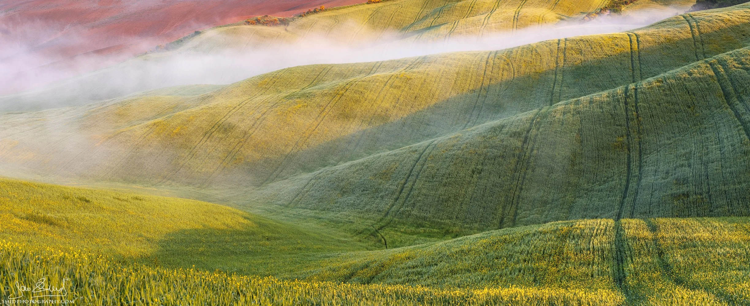 Rails in foggy Morning: 2018 sunrise panorama of rolling hills with morning fog in Val d'Orcia. Jan Smid, Master QEP, scouting Tuscany since 2017.