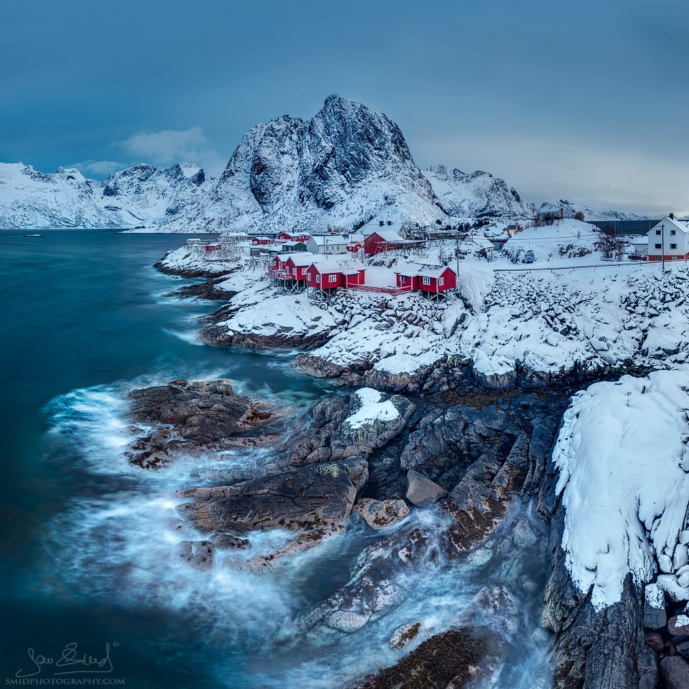 Multi-award-winning panoramic photograph "The Tide Begins II" showing the powerful arctic tide crashing against the rocks of Hamnøy. Captured by Jan Smid, Master QEP, in 2020.
