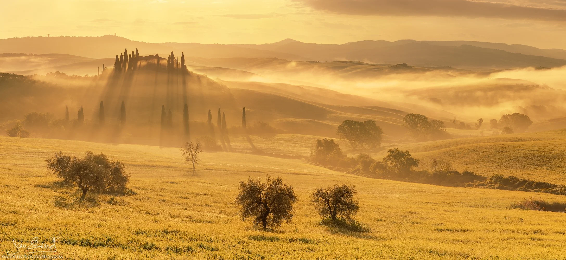 Golden Belvedere: 2018 sunrise panorama with morning fog in Val d'Orcia. A multi-row masterpiece by Jan Smid, Master QEP, scouting Tuscany since 2017.
