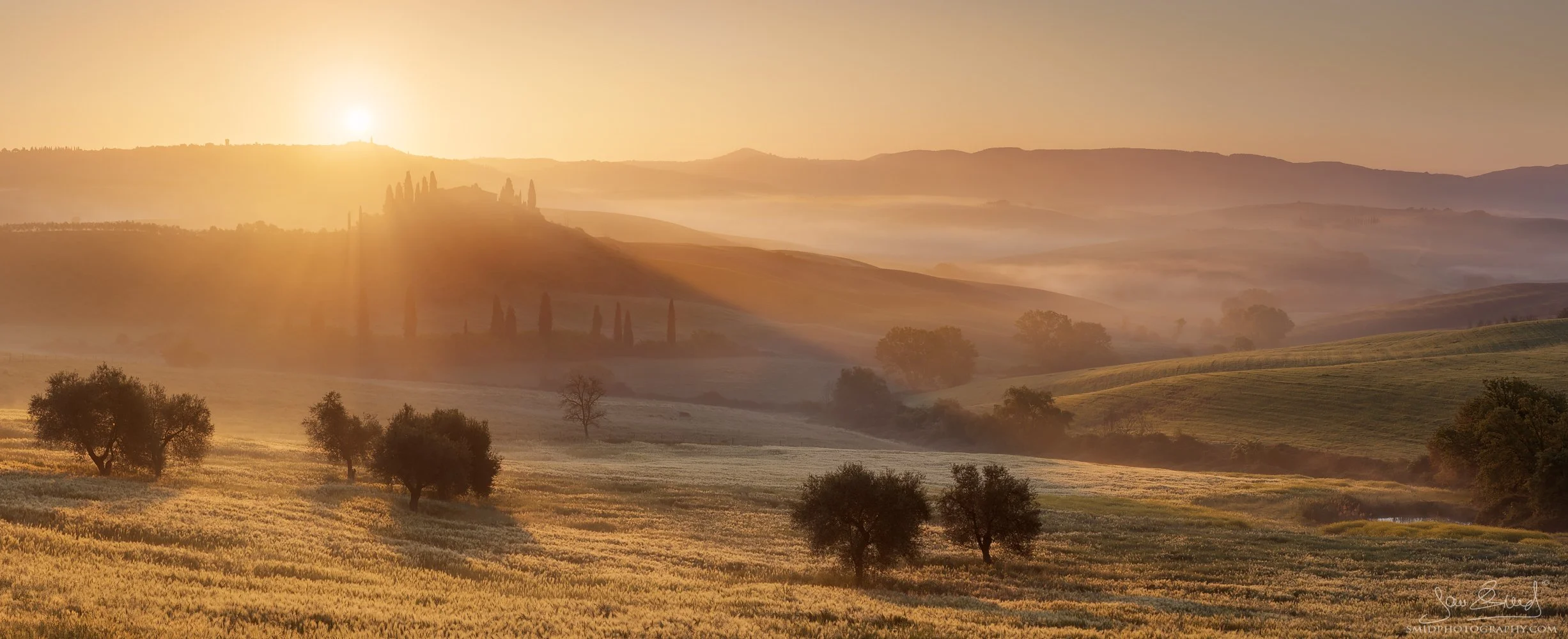 Golden Rays: 2017 sunrise panorama of Belvedere, Tuscany. A 21-frame masterpiece by Jan Smid, Master QEP, scouting Val d'Orcia since 2017.