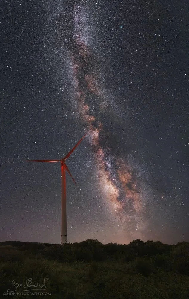 Milky Way rising above a red-lit wind turbine on Madeira, captured during the 2025 Madeira photo expedition and night photography workshop with Jan Šmíd.