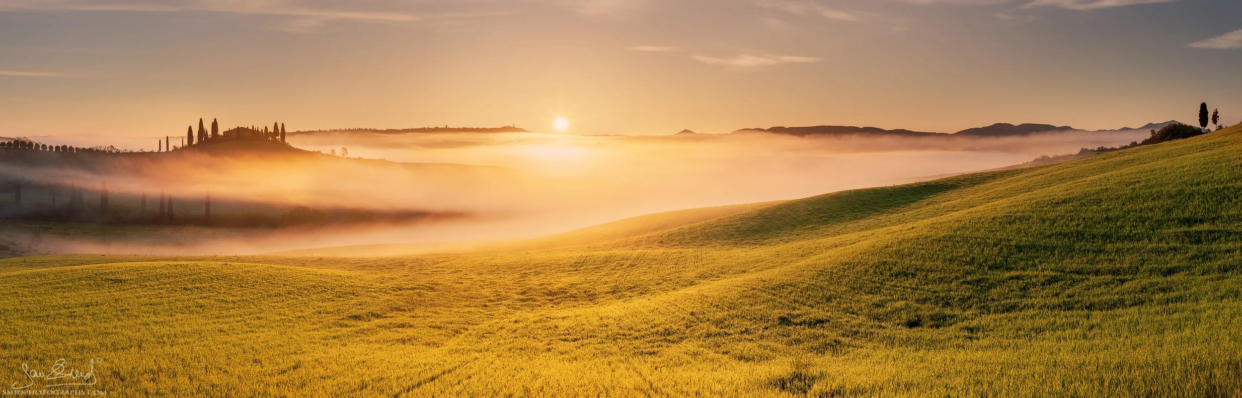 Mist's Goblet: 2023 sunrise panorama of Podere Belvedere with heavy fog. A unique vertical perspective by Jan Smid, Master QEP, scouting Tuscany since 2017.