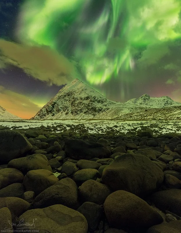 Green aurora pyramid above Lofoten mountains — multi-row panorama captured during a winter photo expedition (focení Lofoty).