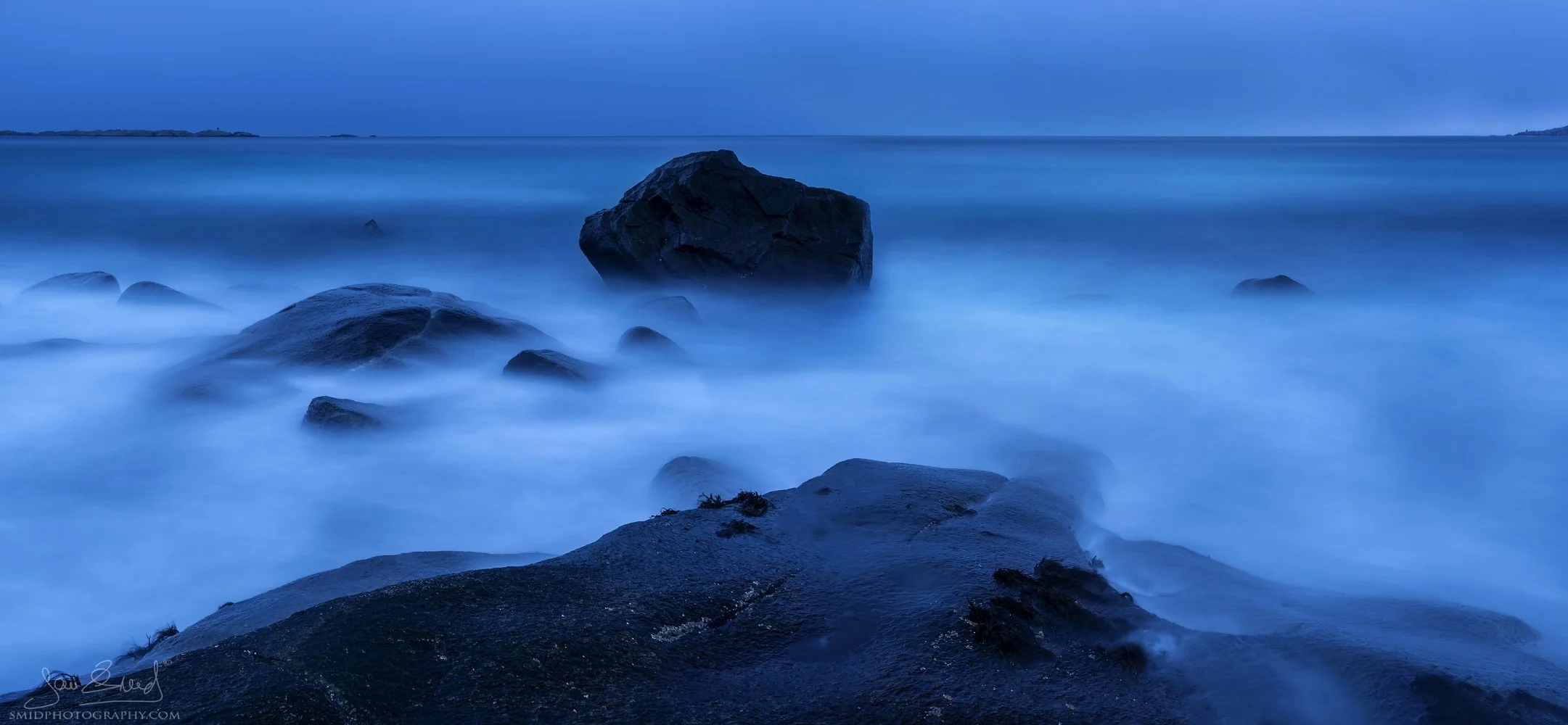 Long exposure panoramic photograph "Blue Time" at Uttakleiv beach, Lofoten Islands. Captured during the blue hour by Jan Smid, Master QEP, in 2017.