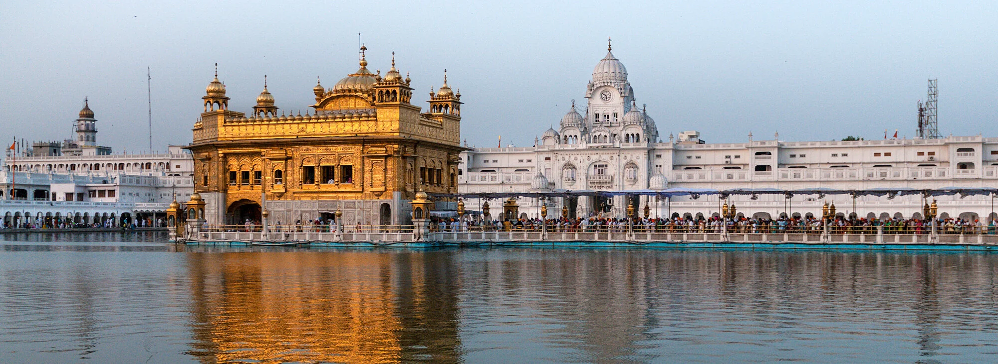 Gläubige warten in Amritsar darauf, im Goldenen Tempel den Guru Granth Sahib zu sehen