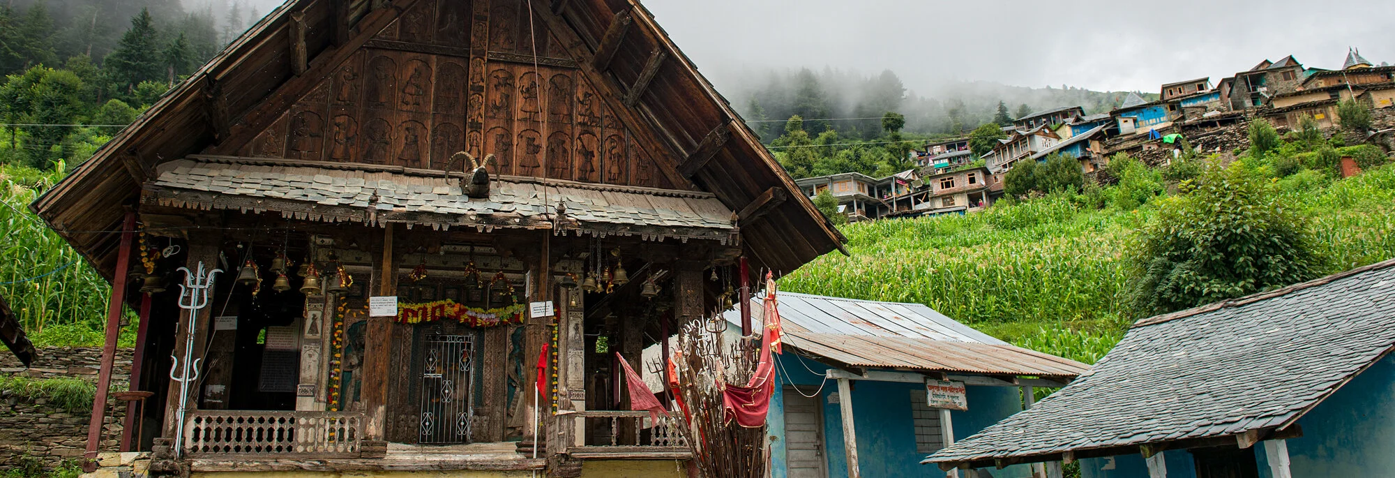 Dreizacke und Glocken am hölzernen Chamunda-Devi-Tempel in Devi Kothi, Himachal Pradesh