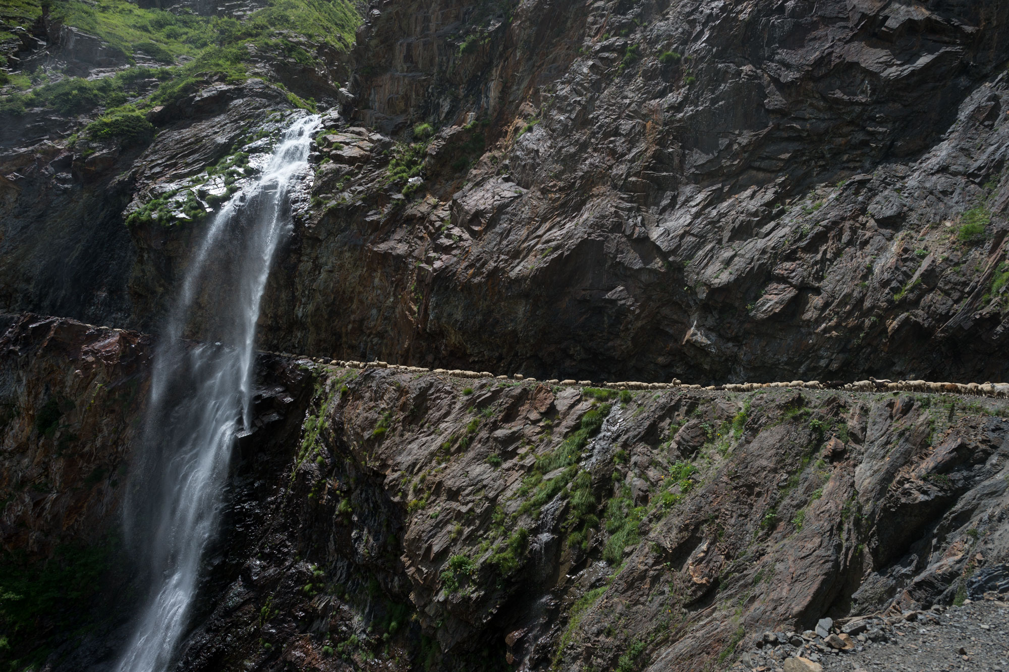 Wasserfall über der in den Fels gehauenen Strasse zum Sach Pass, Himachal Pradesh