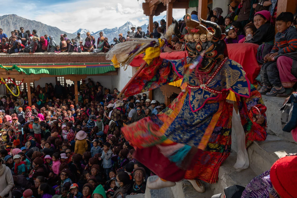 Maskentänzer mit Totenkopfkrone beim Gustor-Fest im Kloster Karsha, Zanskar