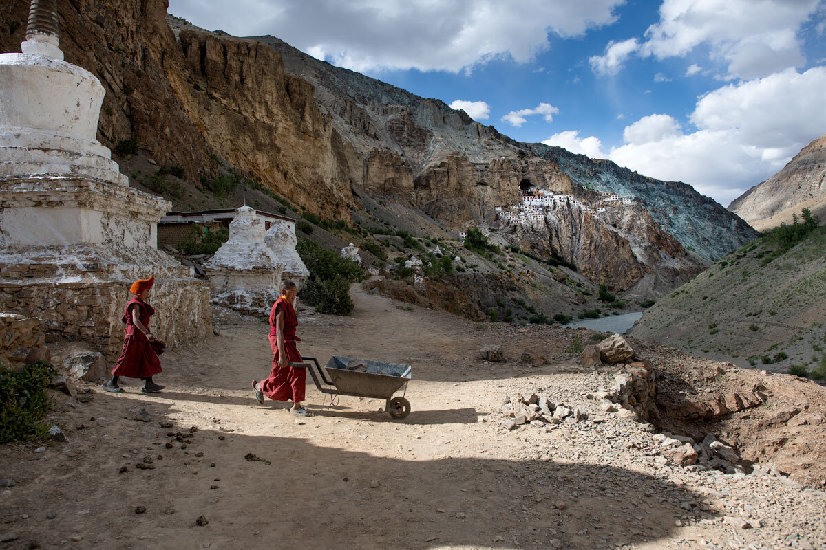 Novizen von Phuktal helfen mit der Schubkarre beim Bau der neuen Klosterschule, Zanskar
