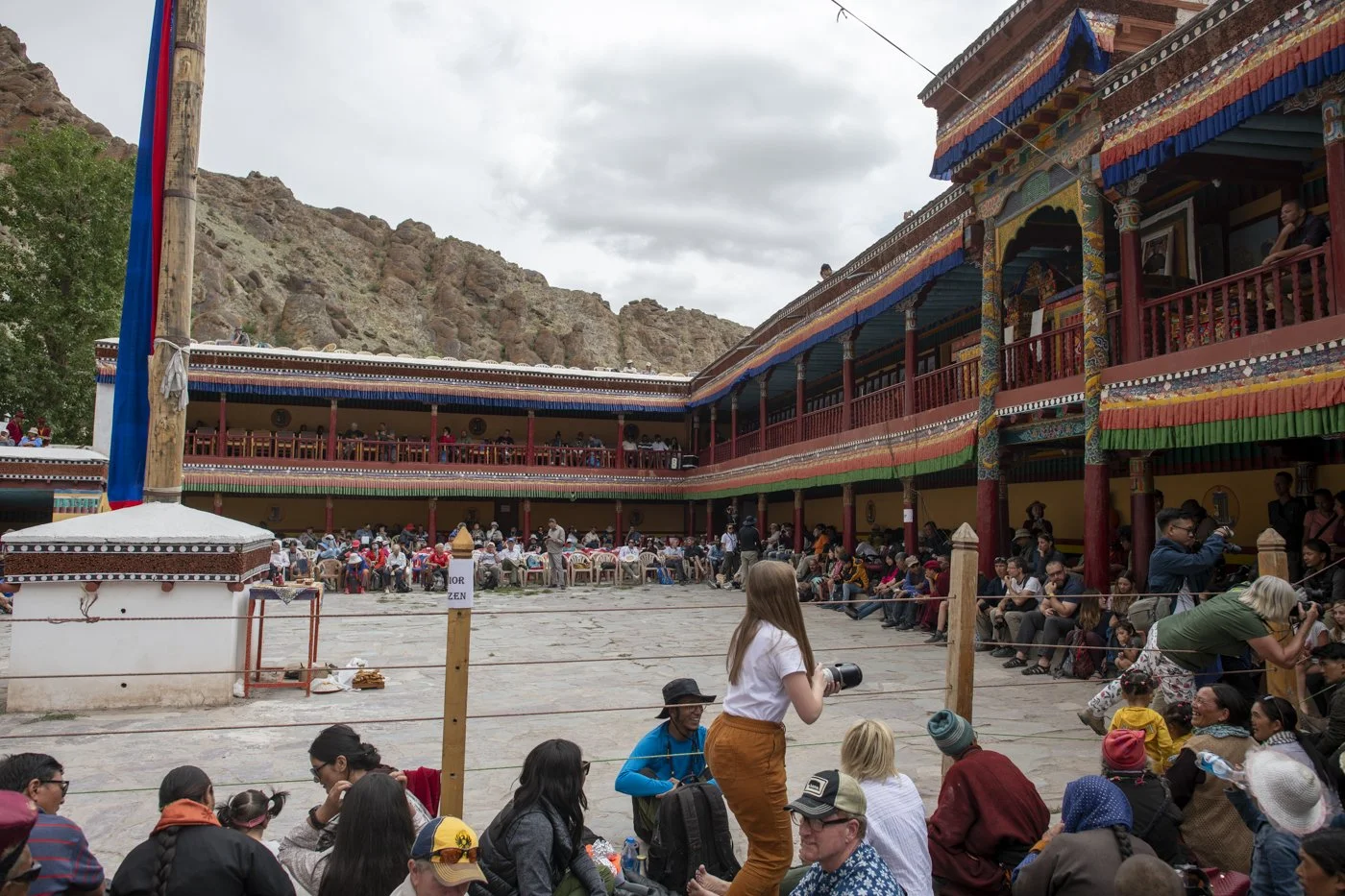 Innenhof des Klosters Hemis während des Tsechu mit Zuschauern