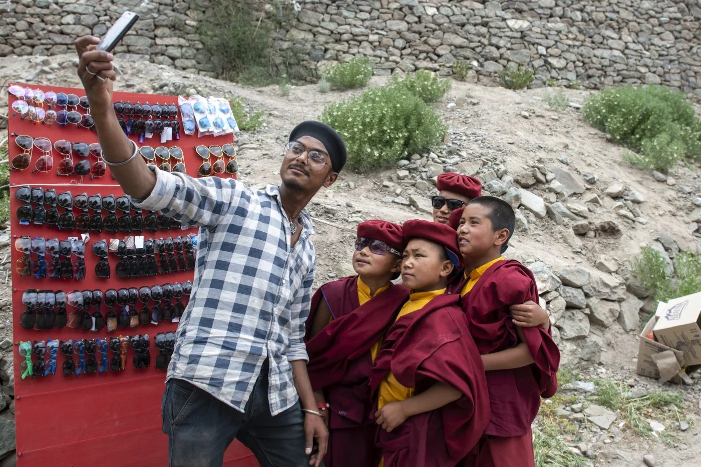 Selfie mit jungen Mönchen vor einem Sonnenbrillenstand beim Hemis-Fest