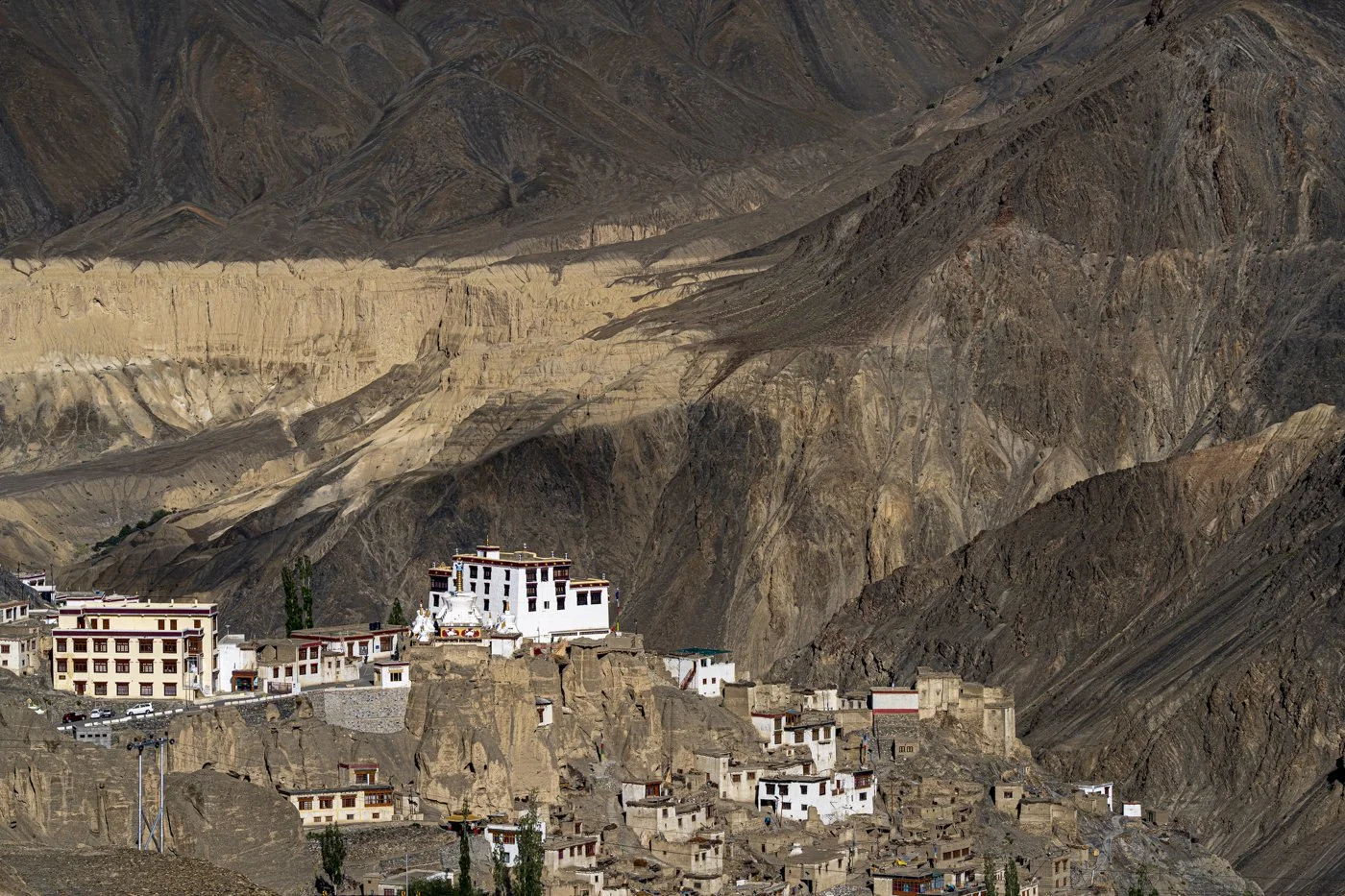 Kloster Lamayuru über dem Dorf, eingebettet in die erodierte Felslandschaft Ladakhs