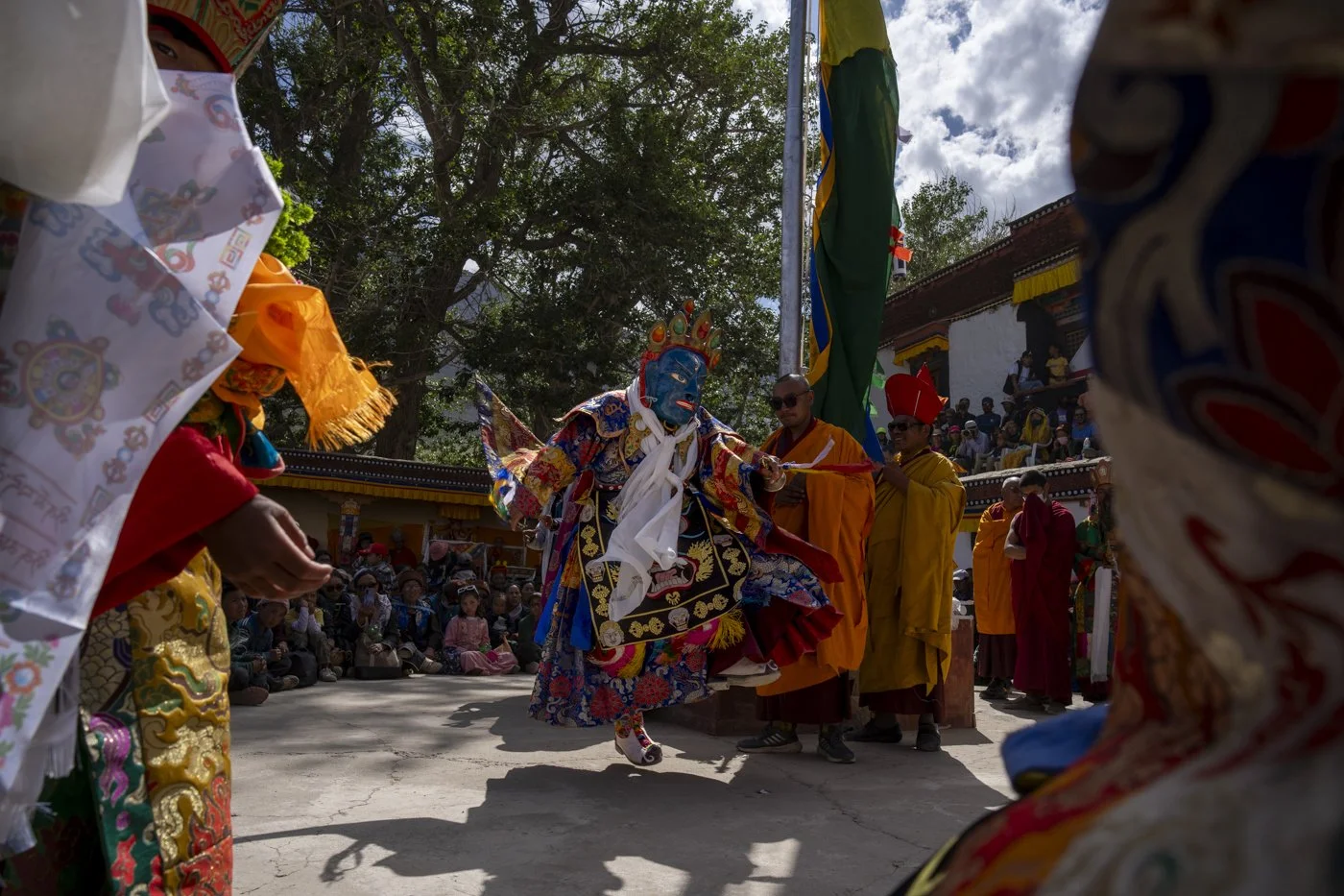 Maskentänzer mit blauer Maske und Krone beim Cham-Tanz am Sani-Fest, Zanskar