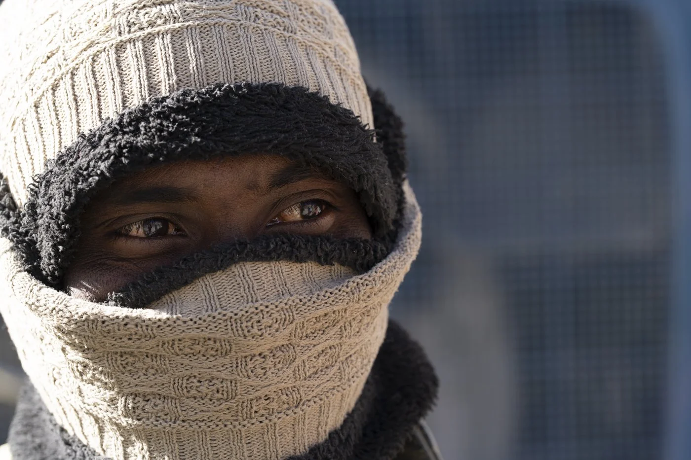 Strassenarbeiter mit Kopftuch und Wollmütze gegen Kälte und Staub, Ladakh