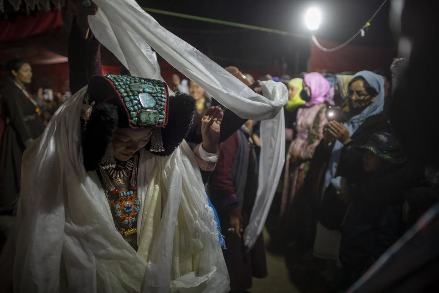 Braut mit türkisbesetztem Perak-Kopfschmuck bei ihrer Hochzeit in Zanskar