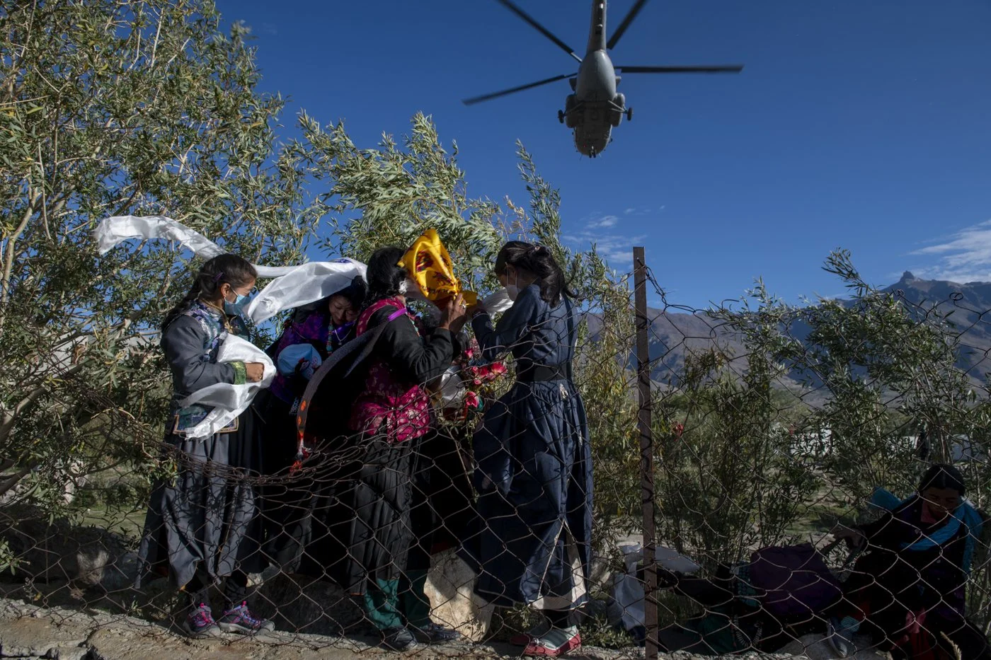 Frauen mit weissen Khatags verabschieden den Dalai Lama in Padum, Zanskar