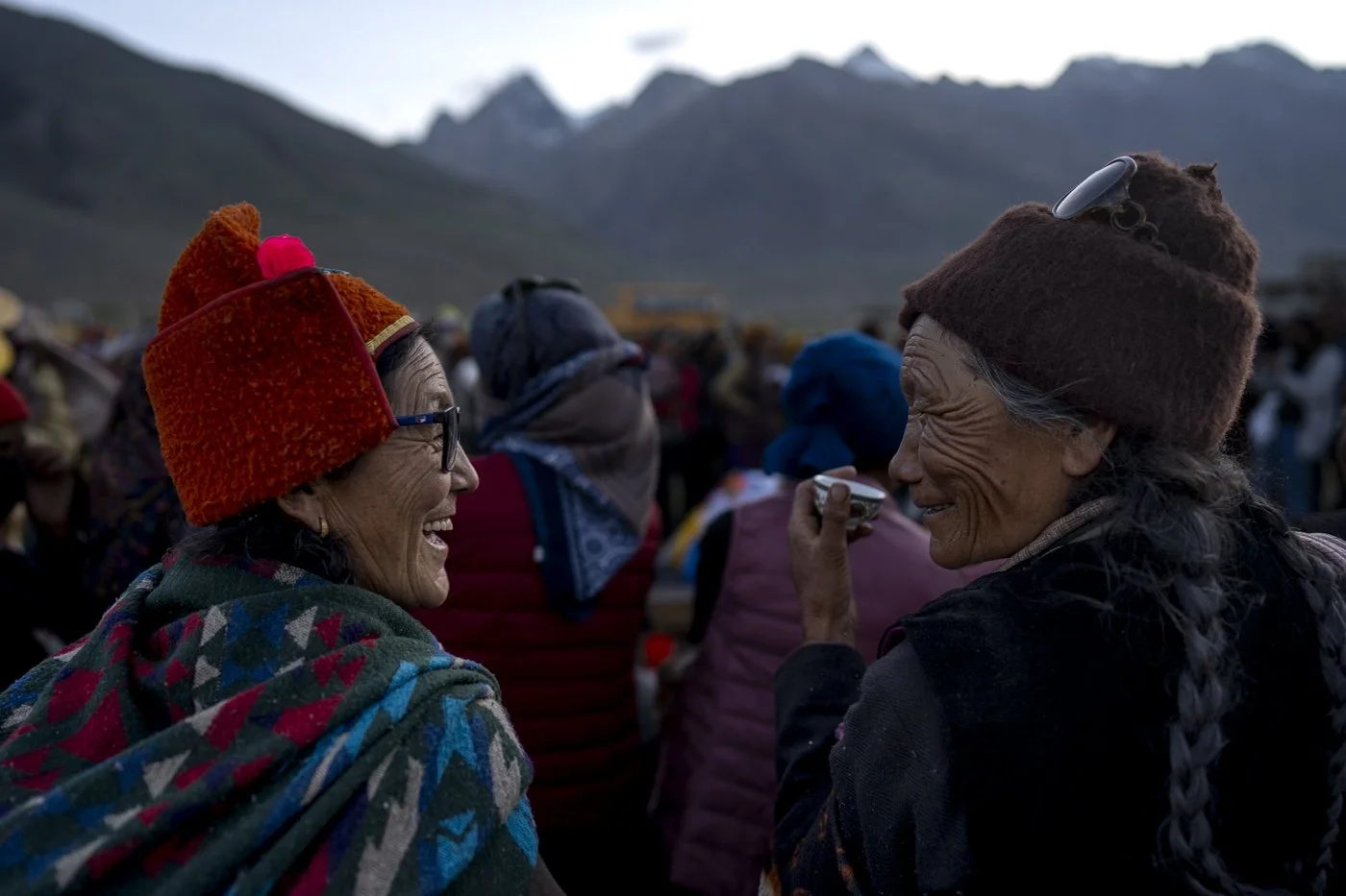 Zwei ältere Frauen lachen miteinander bei einer Hochzeit in Zanskar