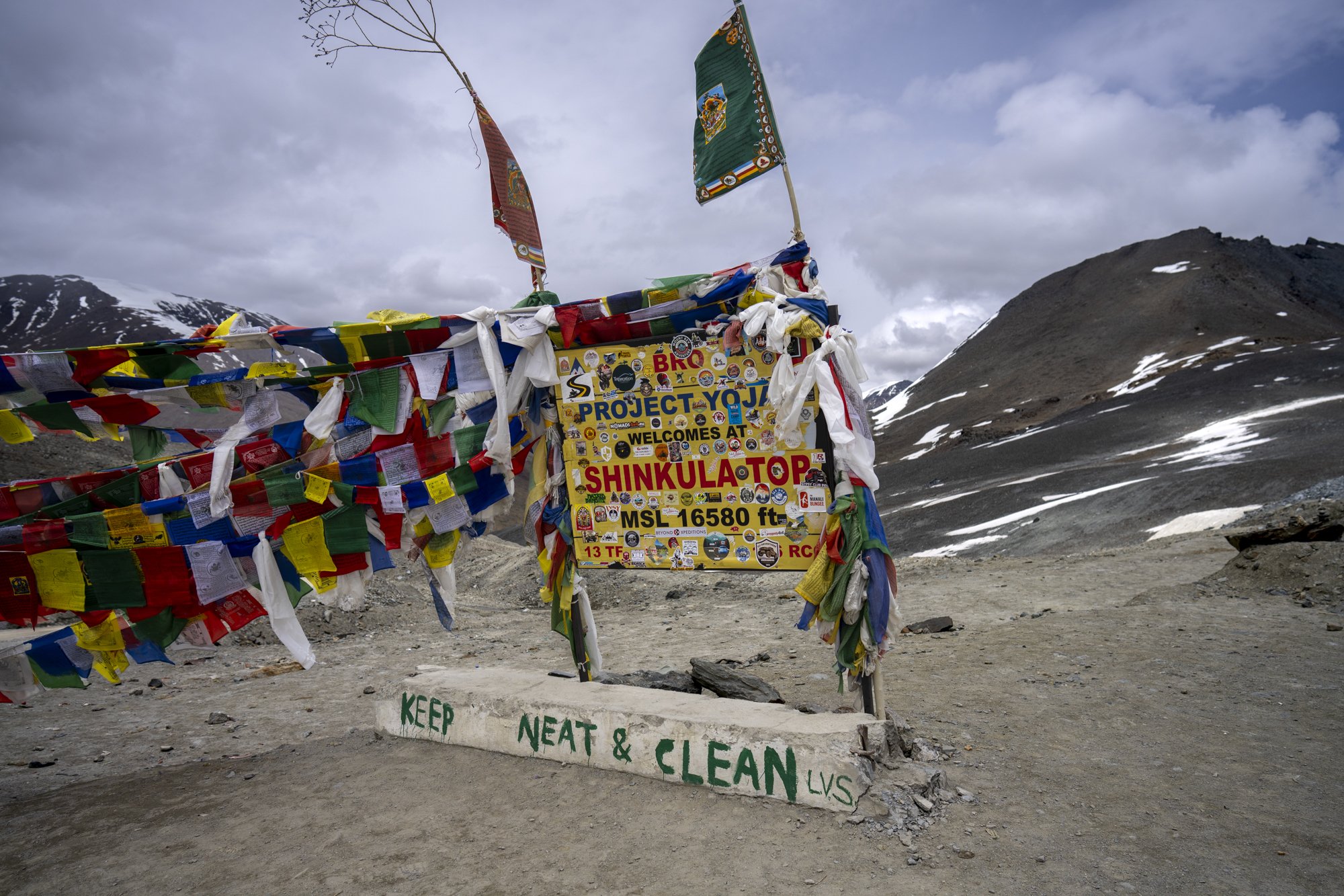 Gebetsfahnen und Passschild auf dem Shingo La auf rund 5'050 Metern, Zanskar