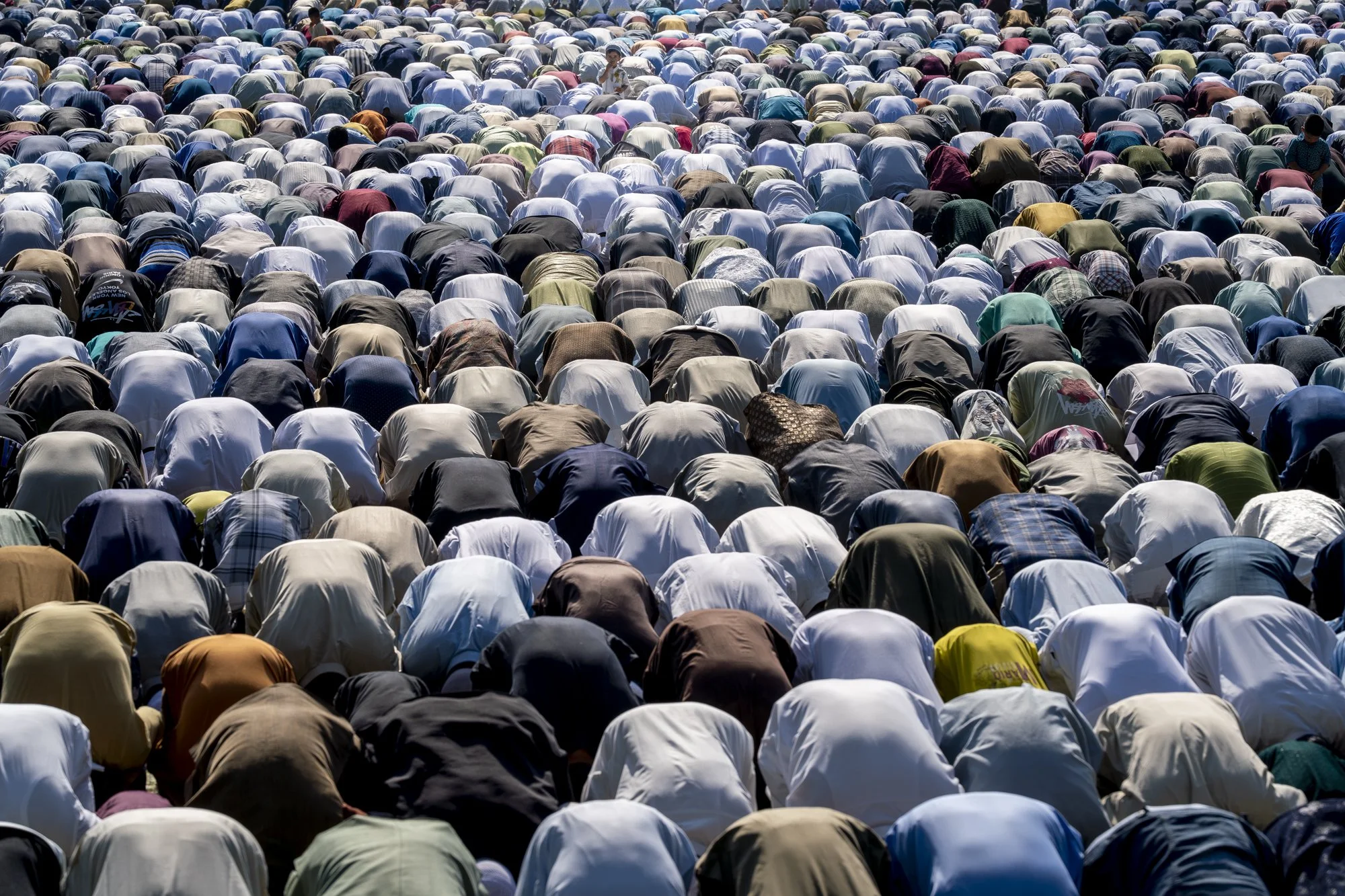 Hunderte Gläubige beim gemeinsamen Eid-Gebet in Niederwerfung, Sopore, Jammu und Kaschmir