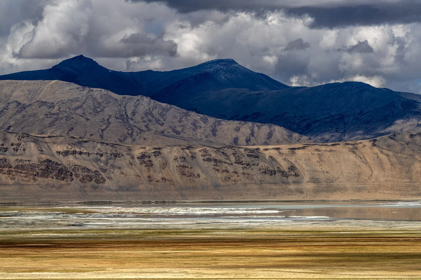 Weite Ebene am Tso Kar, dem Salzsee auf 4'530 Metern, dahinter Berge unter Wolken, Ladakh