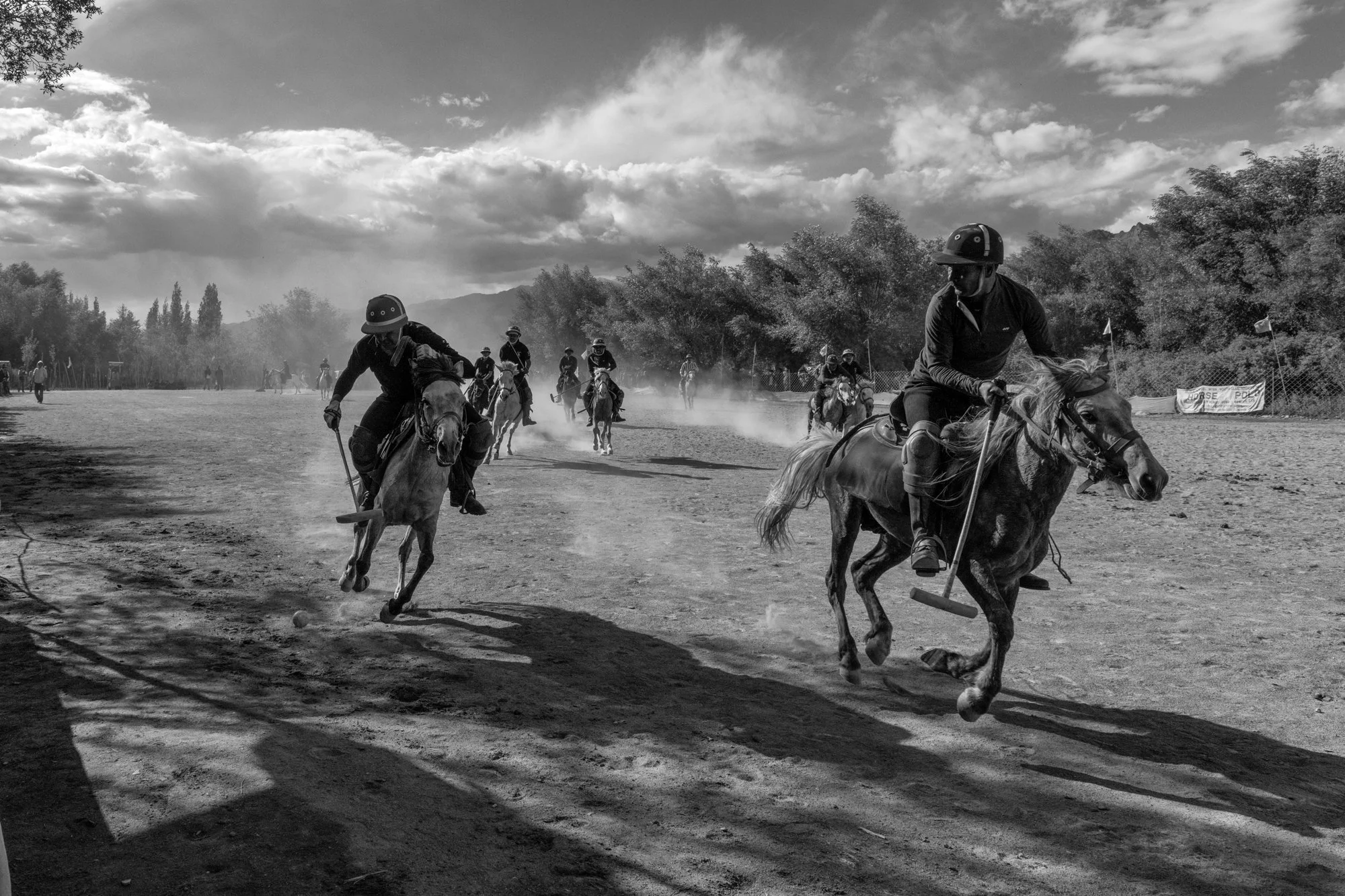 Reiter beim Polospiel im Staub, Ladakh-Polo-Festival in Chushot bei Leh