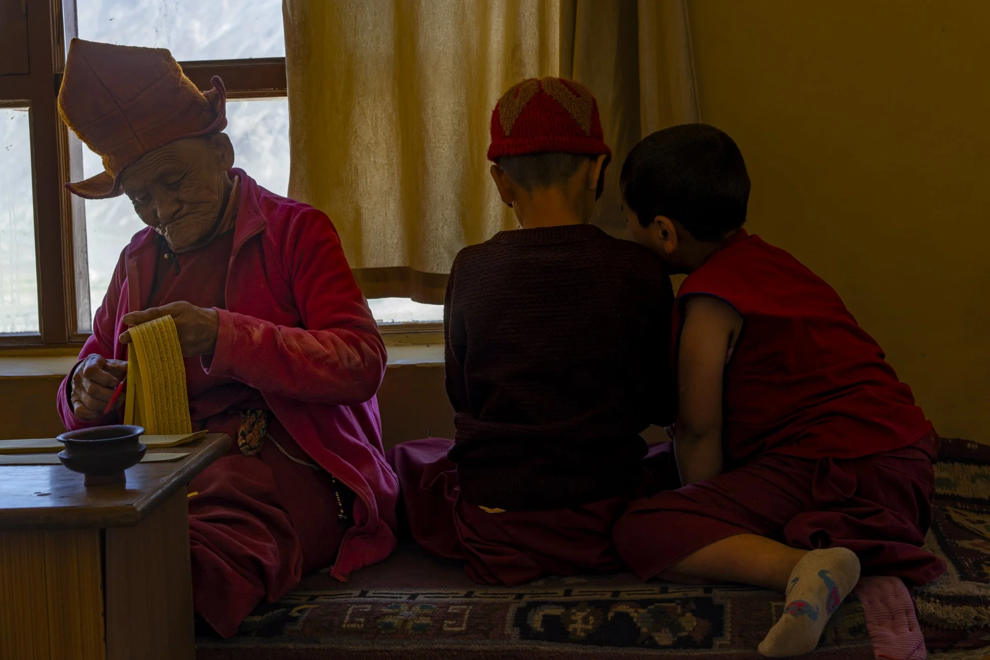 Nonne mit gelbem Festhut und zwei Kindern im Nonnenkloster Karsha, Zanskar