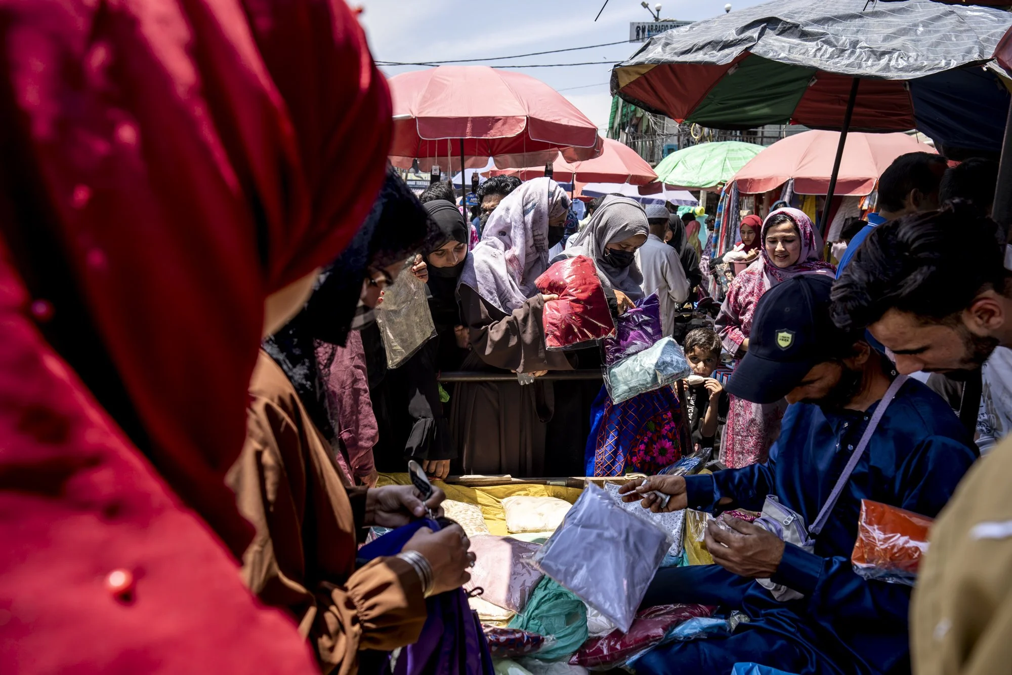 Dichtes Gedränge an den Marktständen in den Strassen von Sopore, Kaschmir, während Eid
