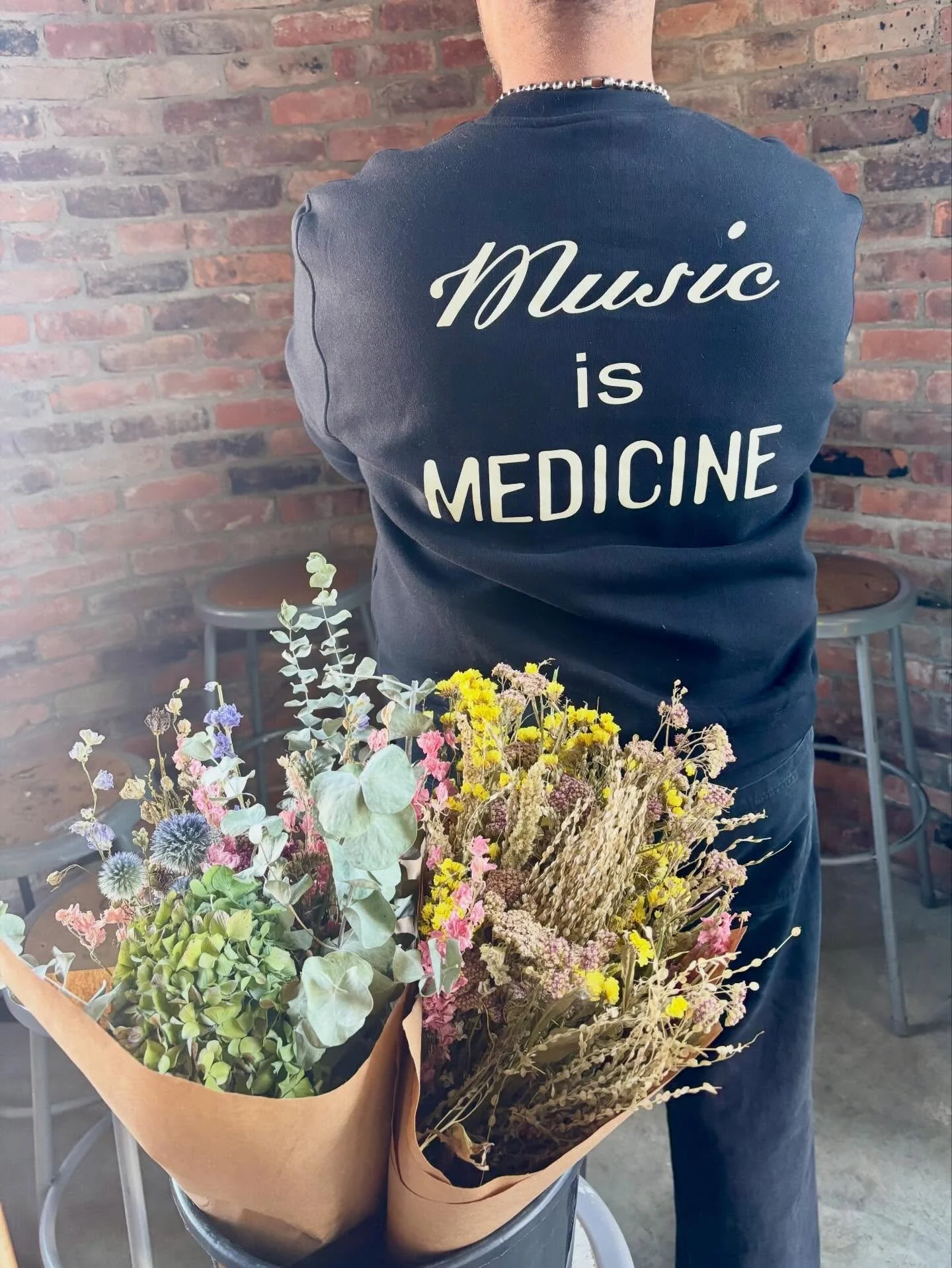 Yall @moondogdetroit stocked with some cute cute items for your Valentine's Day needs this week 💌💌💌💌dried bouquets + risograph printed postcards from @racheldelmotte + detroit grown garlic. And of course get a record or tape from the shop for you