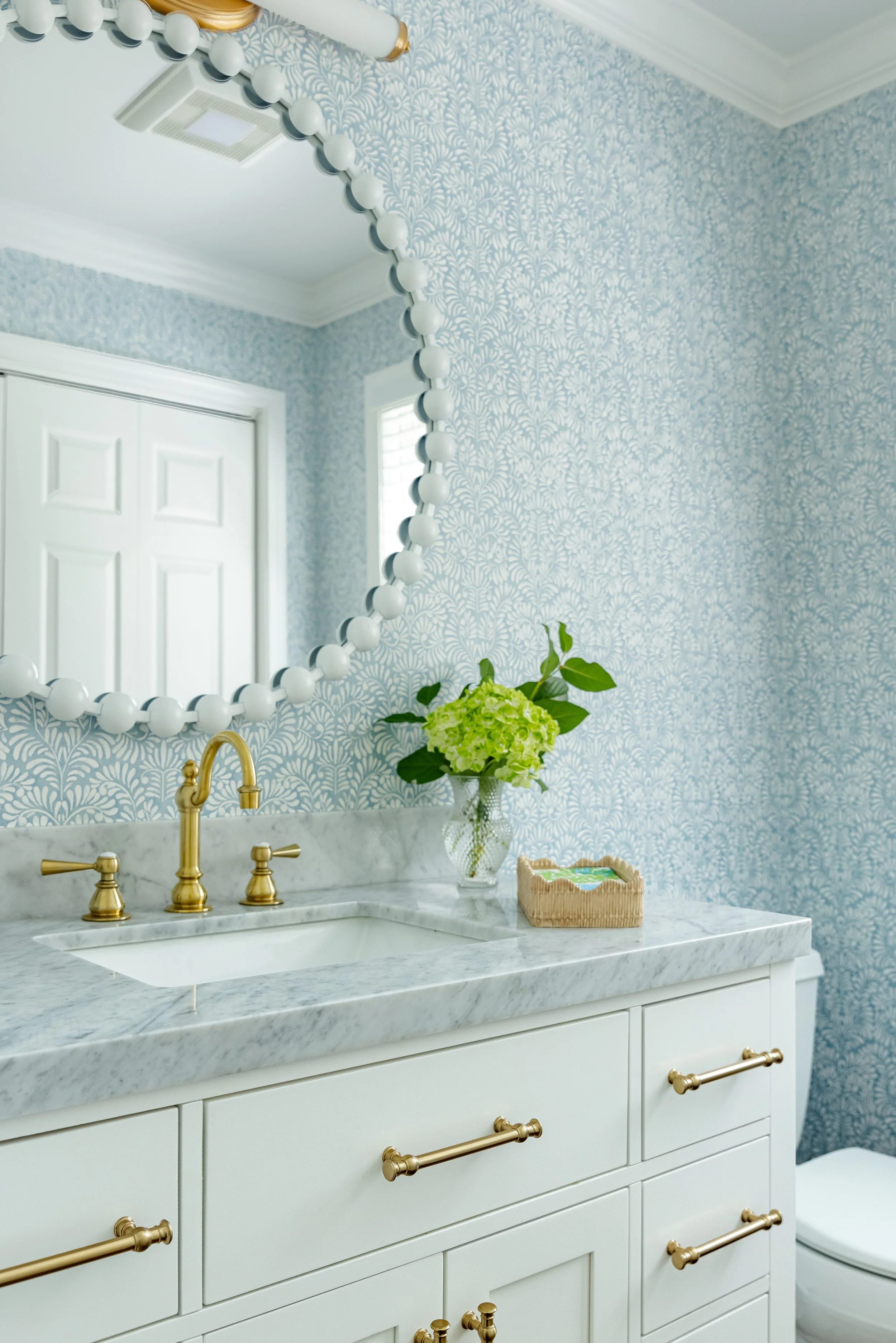 coastal_preppy_bathroom.jpg