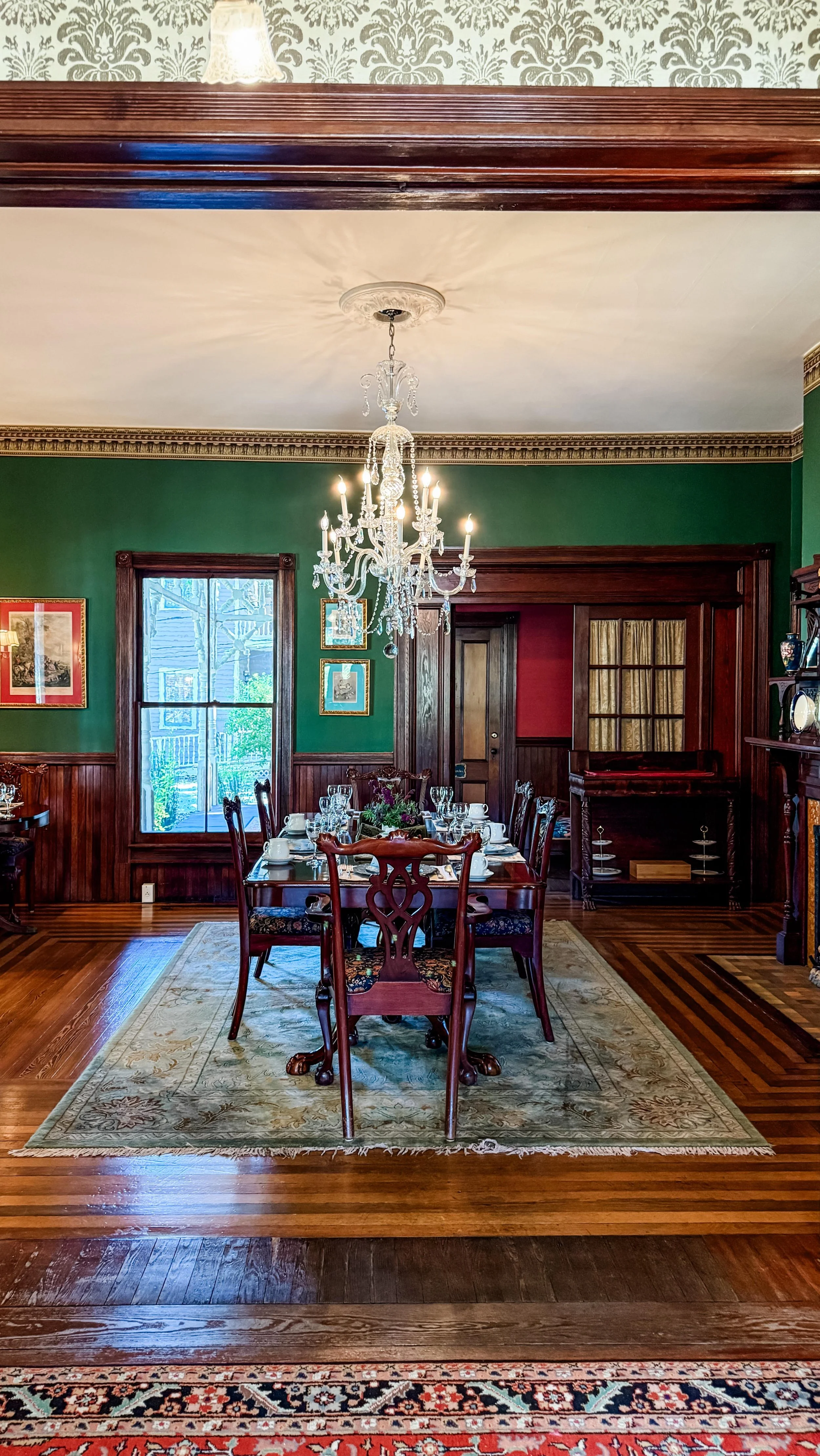 Looking for the perfect North Florida escape? The Williams House in Amelia Island offers an unforgettable bed-and-breakfast experience. Nestled in the heart of Fernandina Beach, this historic inn combines Victorian charm with modern luxury. Enjoy gou