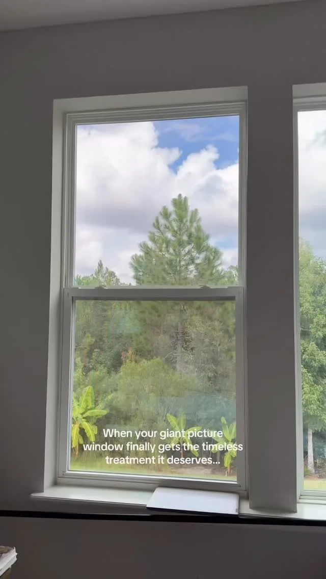 I stared at this giant, intimidating window for 4 years before finally finding the perfect solution— @twopageshome memory-shaped pinch pleat curtains!! In less than 30 minutes, my husband and I transformed our space from plain to classic, eleg
