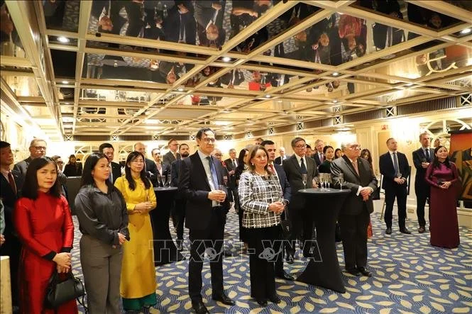  The ceremony was attended by many British Members of Parliament, officials from the Foreign Office and ministries, representatives of the diplomatic corps in the UK and friends, organisations and businesses from the UK and internationally 