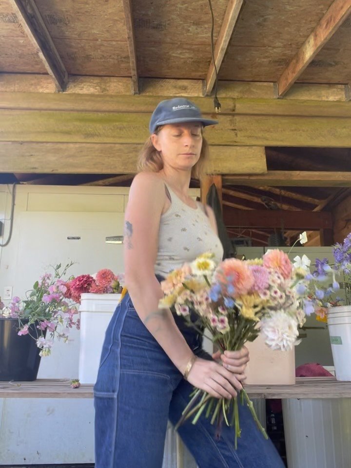 Well it&rsquo;s not over till it&rsquo;s over but summer feels almost over&hellip;
Looking back on flower selfies and missing my flower friends already but dreaming of who I&rsquo;ll plant next year and all the new stems, ideas and creativity I can b