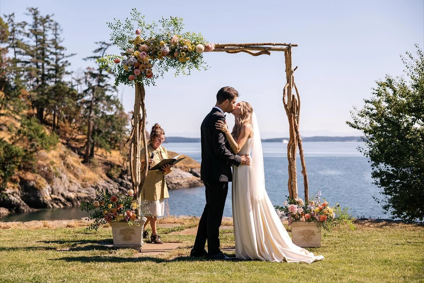 A moment for the floaty foliage and the ocean views.
When the foliage is just right it&rsquo;s just 💋💋💋chef&rsquo;s kiss.

From a perfect day doing flowers at the most beautiful location for the lovely L&amp;J 

Photography @robinnuber 
Venue @lig