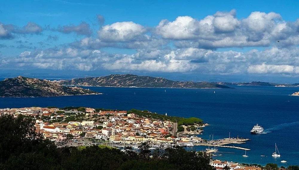 Blick auf Palau und die Inseln des Maddalena-Archipels