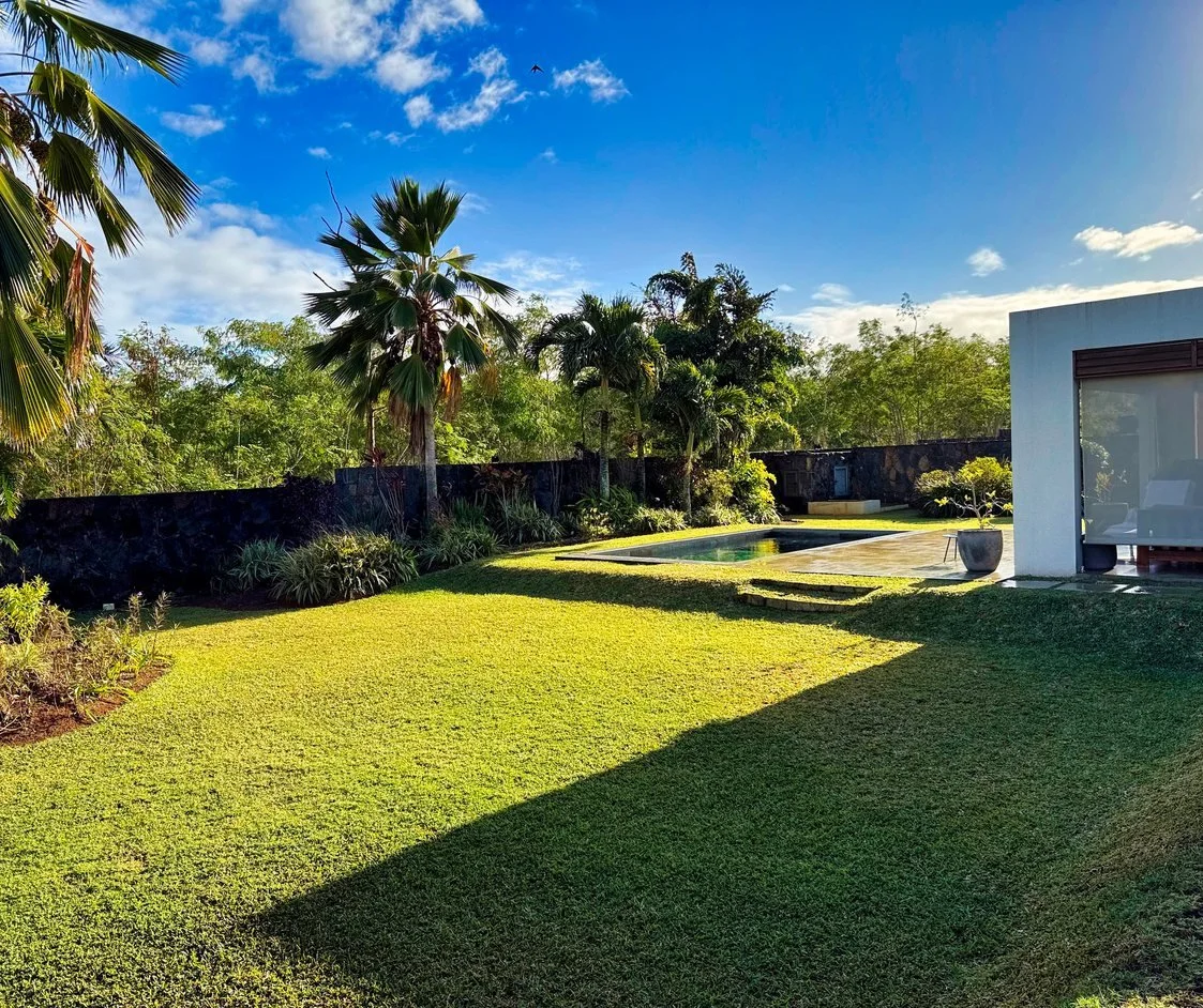 Garten und Pool im Nachmittagslicht