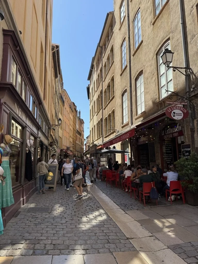 Gasse im Vieux Lyon, rechts das Bouchon Le Laurencin