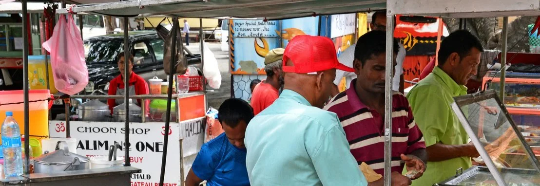 Grand Baie · Streetfood zwischen den Marktständen