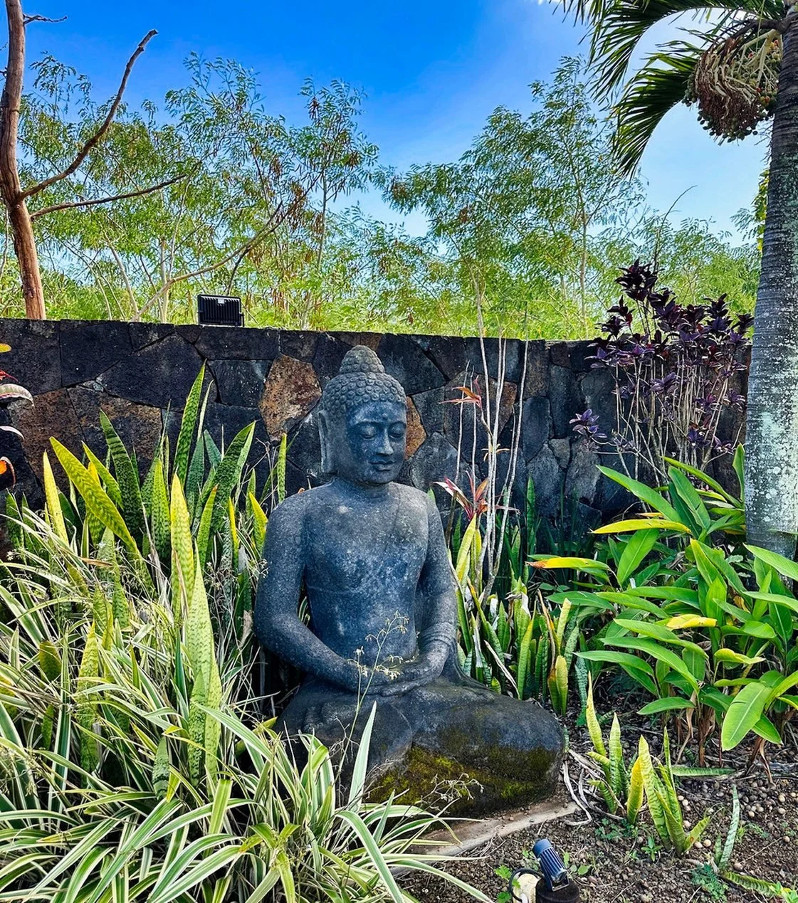 Die Figur im Garten