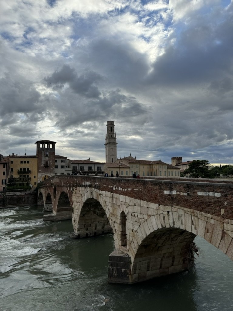 Die Ponte Pietra über die Etsch