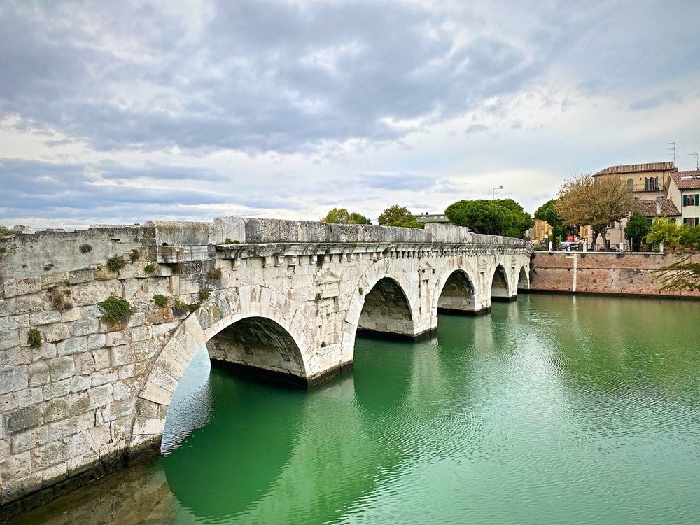 Die Tiberiusbrücke aus der Nähe